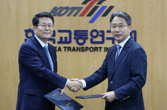 차인규 현대엠엔소프트 대표(왼쪽)와 이창운 한국교통연구원장이 10일 세종특별자치시에 위치한 한국교통연구원 회의실에서 국가교통DB 구축 공동연구 MOU를 체결하고 악수를 나누고 있다. <현대엠엔소프트 제공>